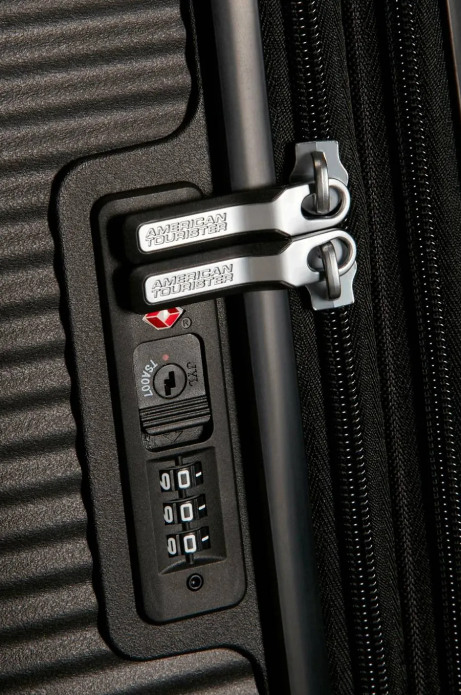 American Tourister Soundbox Spinner 77 Svart
