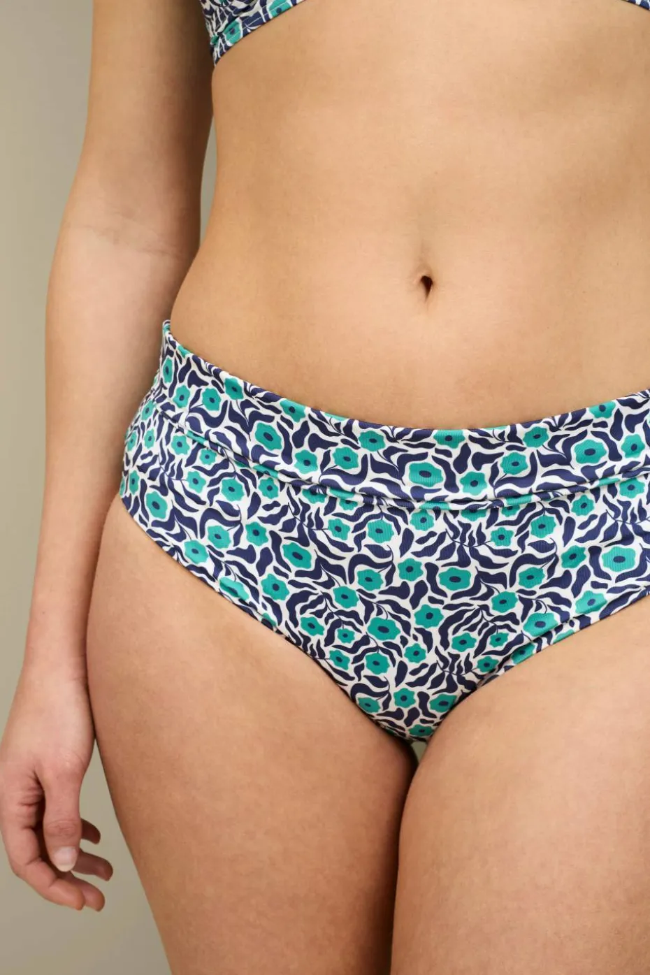 Ellos Collection Høy, fullt foret bikinitruse