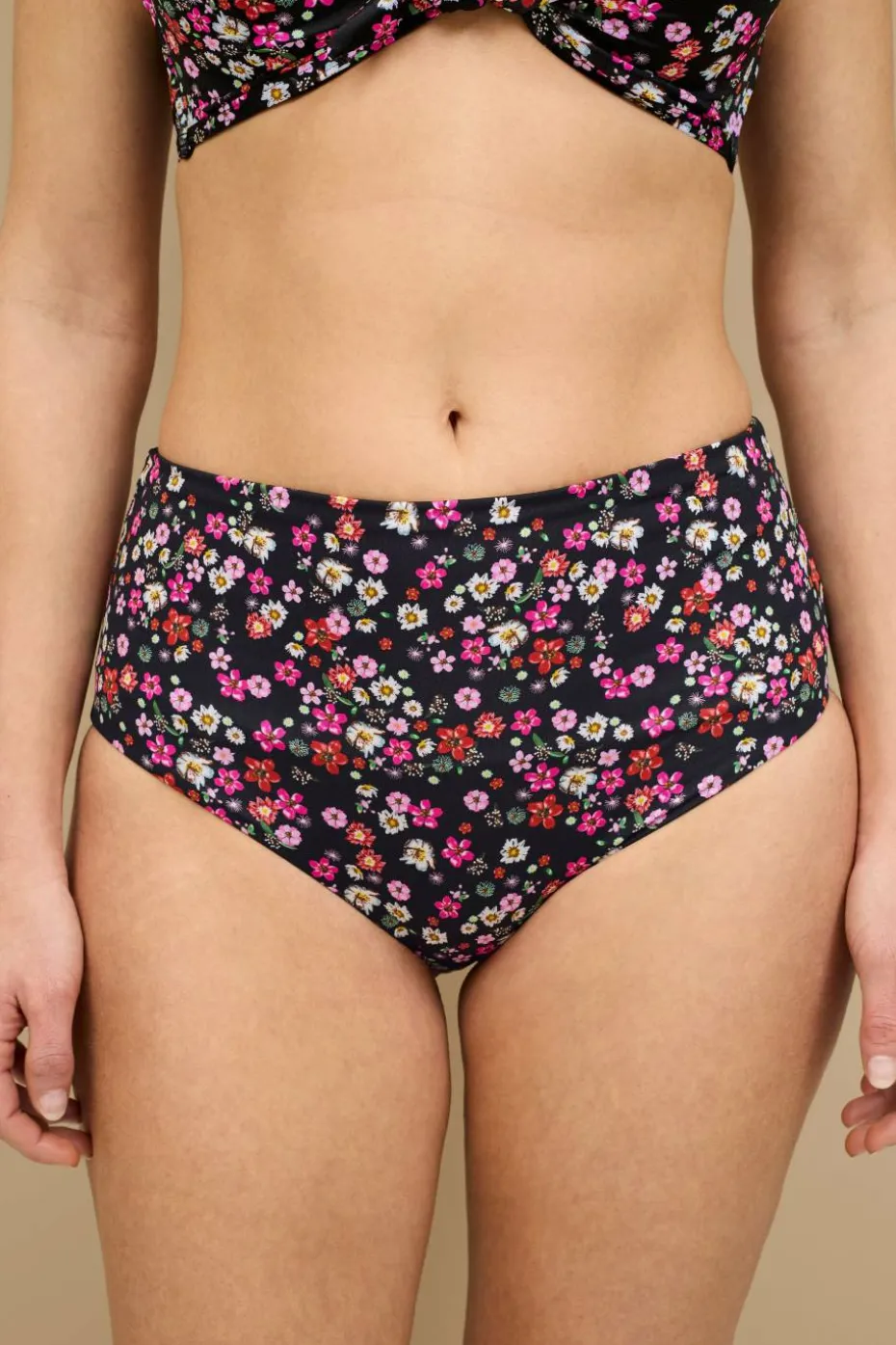 Ellos Collection Høy, fullt foret bikinitruse