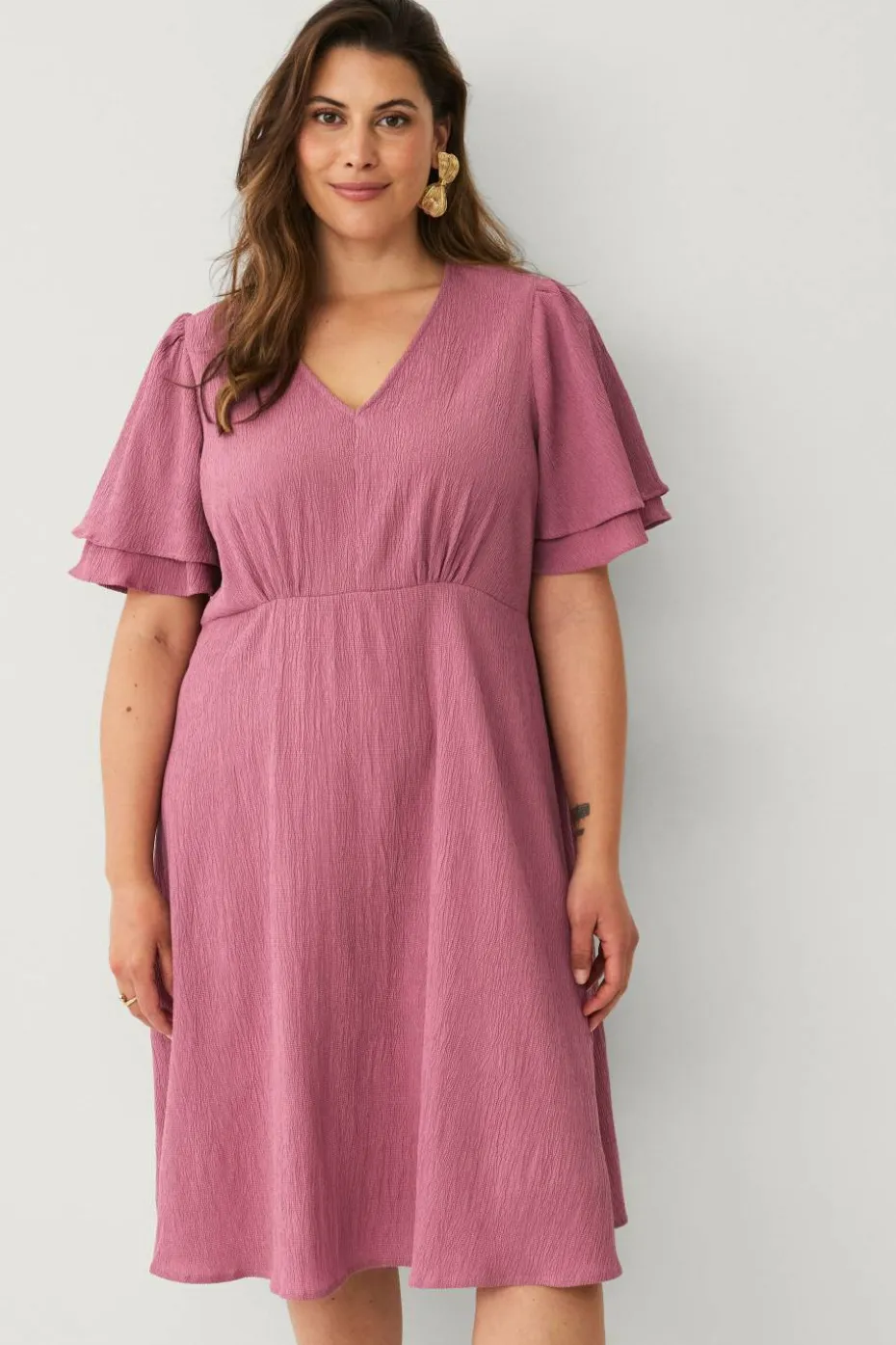 Ellos Plus collection Kjole med volanger i ermene