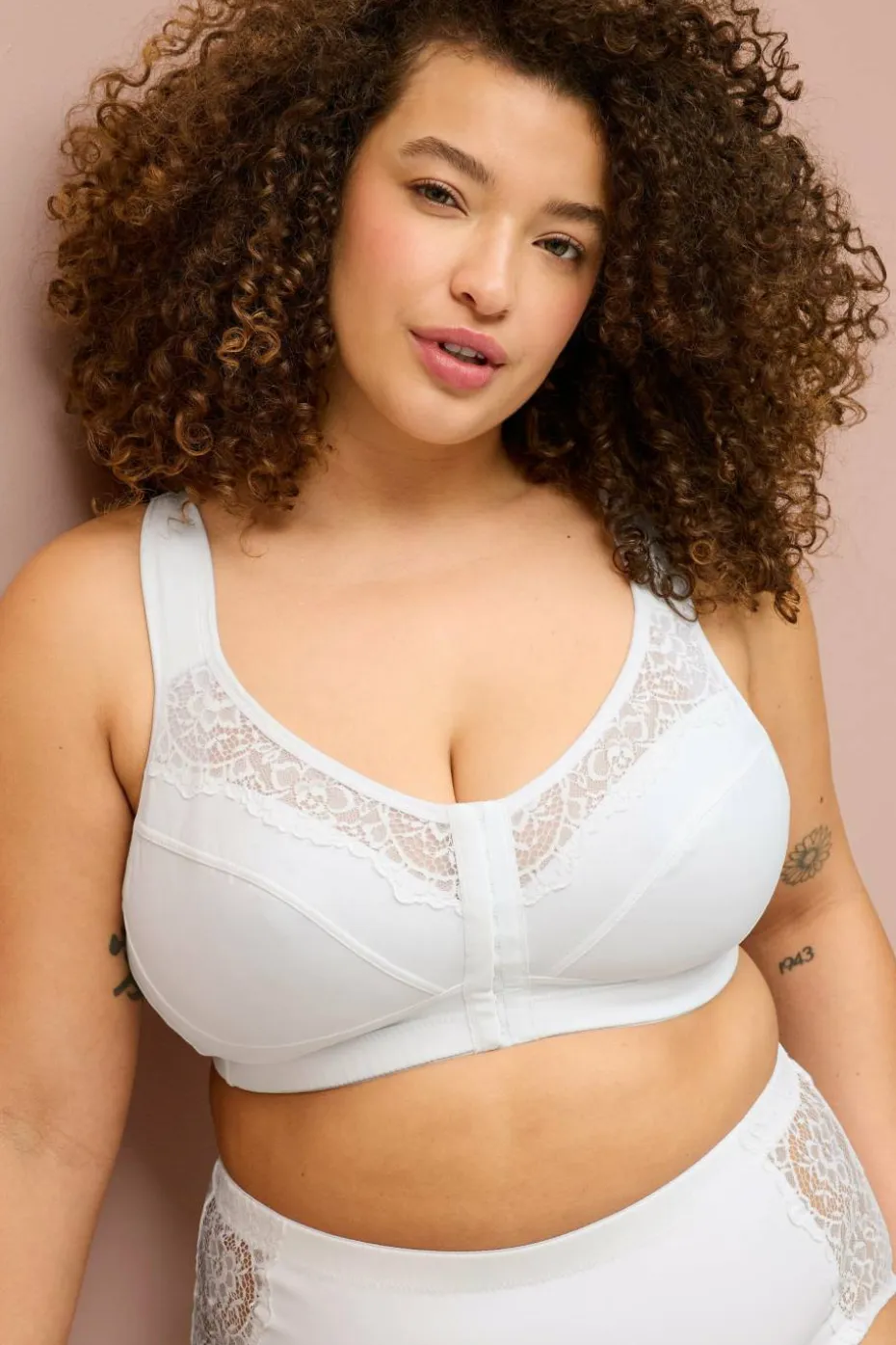 Ellos Plus collection Myk BH med blondedetaljer