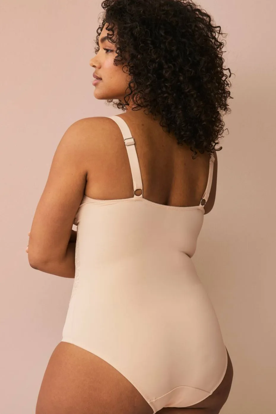 Ellos Plus collection Shapingbody med blondedetaljer - medium support