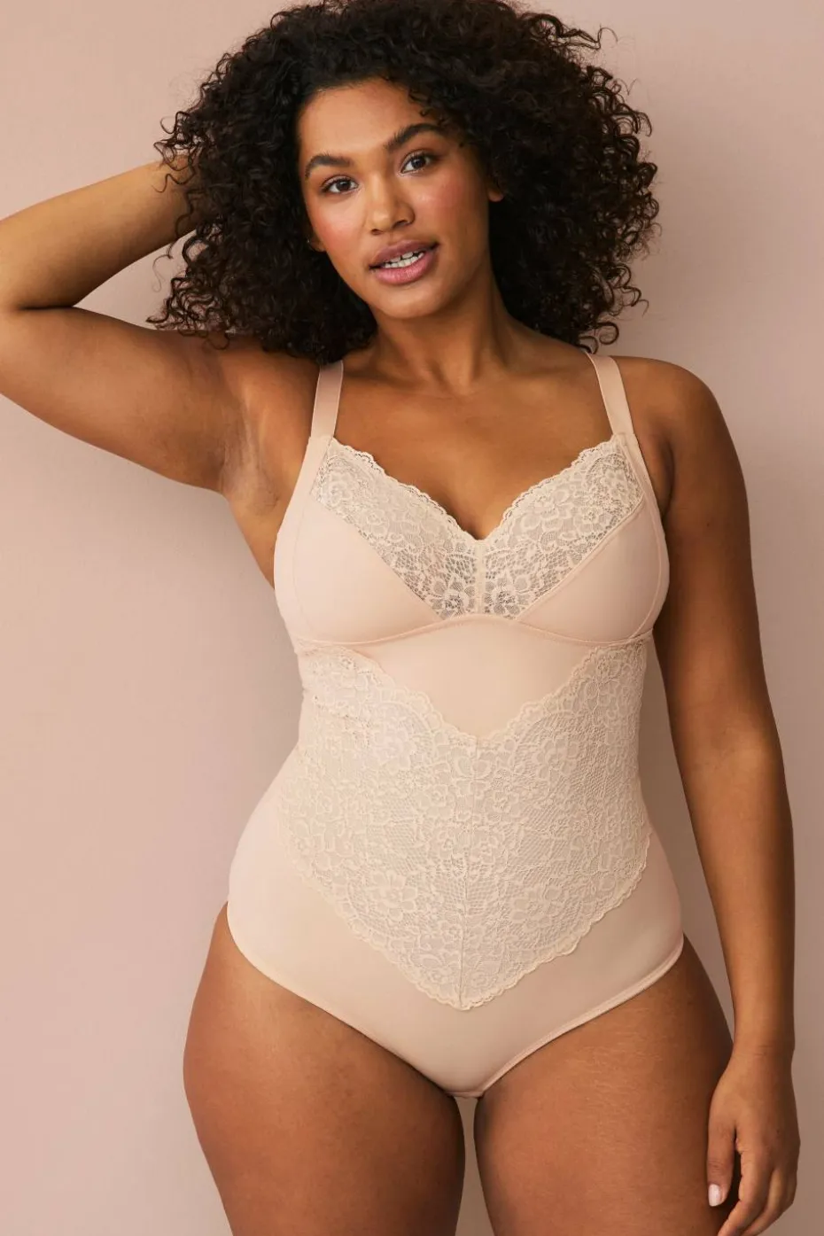 Ellos Plus collection Shapingbody med blondedetaljer - medium support