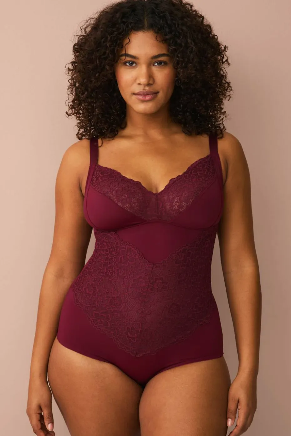 Ellos Plus collection Shapingbody med blondedetaljer - medium support